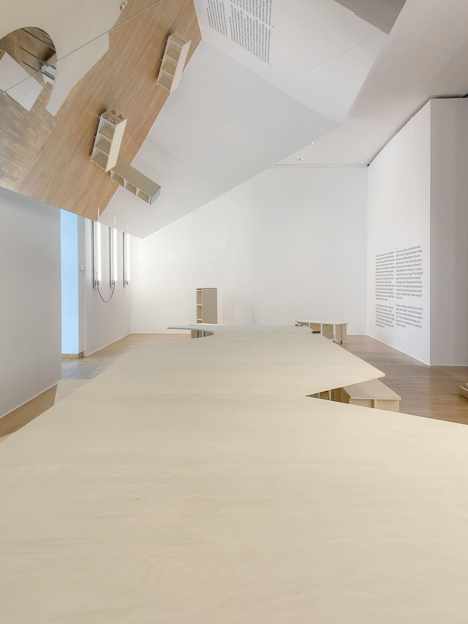 Szenografie Diskursraum für die Ausstellung 'On Display', Museum für Angewandte Kunst Frankfurt – Joel Jerome Joebgen mit studio onomato
